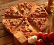 Platou pentru pizza Bambum, Slice, lemn de bambus, 35x35x2 cm