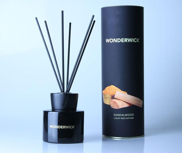 Дифузер с етерични масла и пръчици Wonderwick Sandalwood Noir 150 мл ...