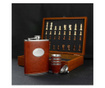 Set format din 4 piese: Caseta din lemn cu 4 pahare, sticla whiskey si joc sah, model Pufo Clasic, maro deschis