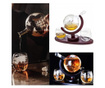 Set decantor cu doua pahare din sticla, model Glob Pamantesc, 850 ml, Pufo, suport lemn si tavita