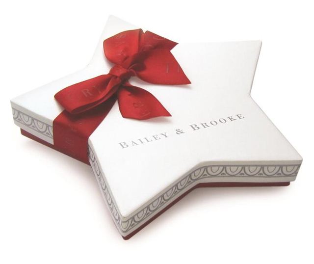 Коледна метална украса в елегантна кутия - Първата Коледа на бебето