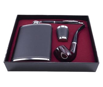 Set cadou plosca metalica cu mini pahar,pipa si pix,inox,250 ml, setul este imbracat in piele ecologica de culoare neagra,doty