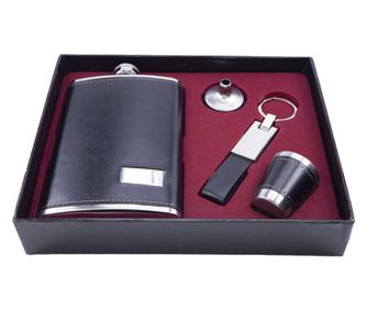 Set cadou plosca metalica cu mini pahar,palnie si breloc ,inox,250 ml, setul este imbracat in piele ecologica de culoare neagra,