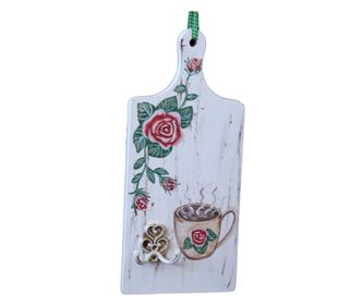 Cuier cu 2 agatatori, in forma de tocator,alb, pictat manual, lungime 44 cm