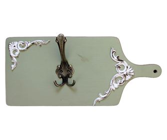 Cuier cu 2 agatatori, in forma de tocator, verde,cu rnament de lemn, lungime 44 cm