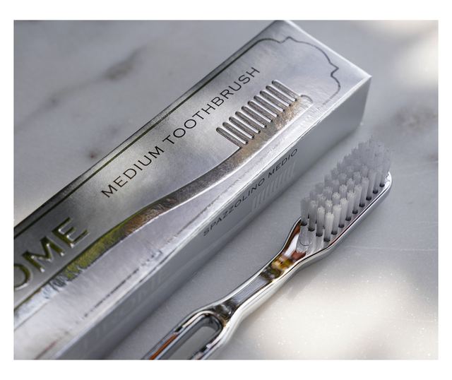 Piave Střední zubní kartáček pokovený chromem