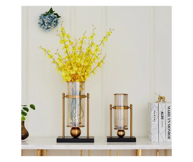 Vaza decorativa pentru flori sau lumanari, Sens M, suport metalic auriu, sticla fumurie, 23x23x44cm