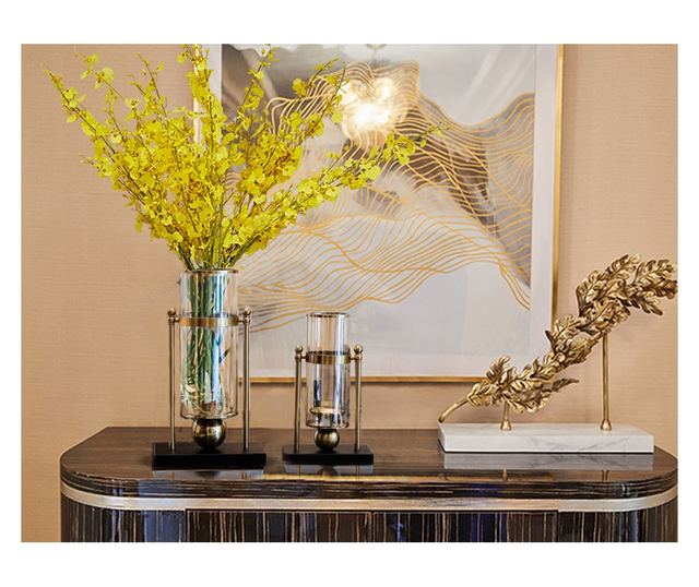 Vaza decorativa pentru flori sau lumanari, Sens M, suport metalic auriu, sticla fumurie, 23x23x44cm