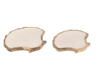 Set od 2 dekorativna drvena pladnja u smeđoj boji s bijelom emajliranom školjkom 25x23x1,5 cm, 30x25x1,5 cm