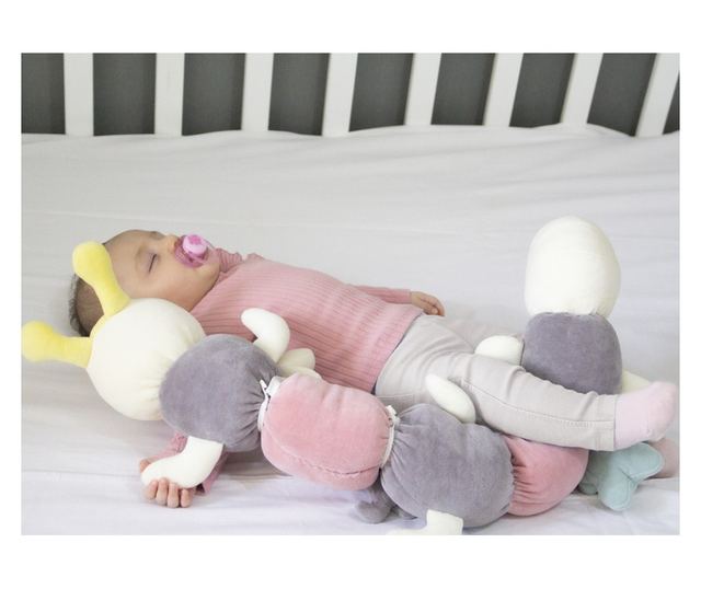 Multifunkcionális oldalsó védőpárna BabyJem Caterpilar plüssjátékokkal (Szín: Rózsaszín)
