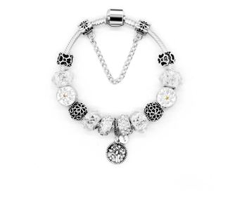 Bratara Charm cu 14 charmuri si lantisor de siguranta, dimensiune 19cm, argintiu/alb