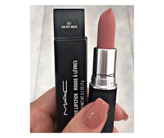 Šminka MAC Powder Kiss Lipstick, Naravna, Mat