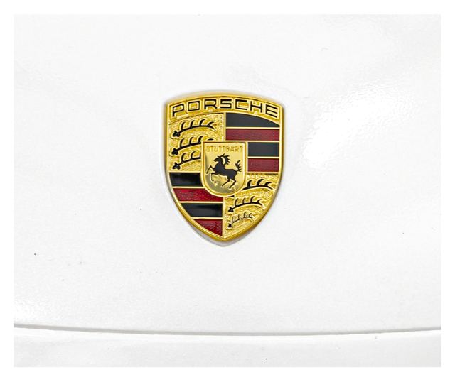 Бял електрически автомобил Porsche Cayenne S