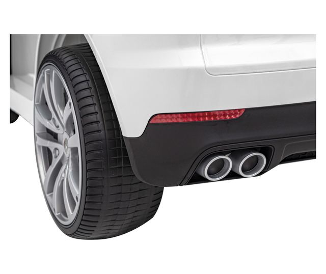 Бял електрически автомобил Porsche Cayenne S