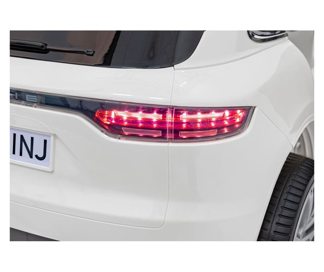 Бял електрически автомобил Porsche Cayenne S