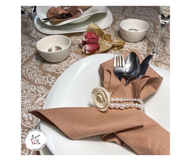 Текстилна салфетка Silver Mocha Mousse с декорация в сребристо 45/45см, 100% памук