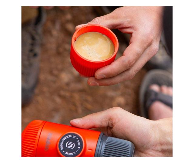 Espressor portabil Wacaco Nanopresso Lava Red, 18bar, 80 ml, Pentru cafea măcinată, Nu este nevoie de încărcare și baterii, Carc