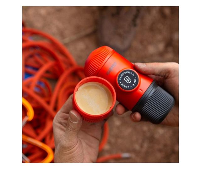 Espressor portabil Wacaco Nanopresso Lava Red, 18bar, 80 ml, Pentru cafea măcinată, Nu este nevoie de încărcare și baterii, Carc