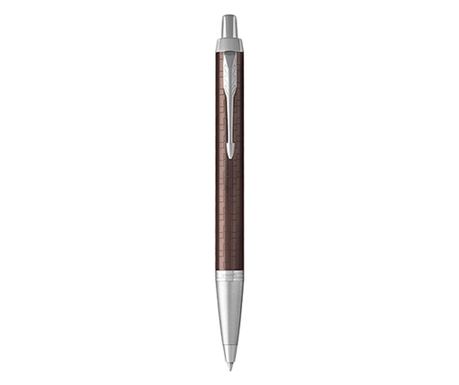 Vrhunsko rjavo pero Parker, eleganten pisalni instrument.