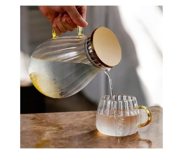 Sklenený hrnček s vlnitými stenami a zlatým uchom, 350 ml