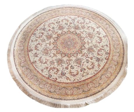 Kremasti, okrugli tepih klasičnog dizajna, dimenzija 150x150 cm, izrađen od svile i pamuka.