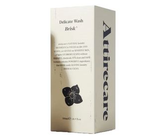 Attirecare univerzális natúr mosószer, Delicate Wash Brisk, hatékonyan eltávolítja a foltokat, szeder, vanília és ibolya illat,