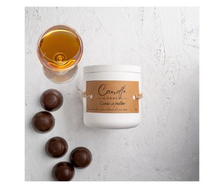 Kézzel készített gyertya 100% természetes szójaviaszból, konyak és praliné aromával, fehér kerámia tégelyben, 150 g