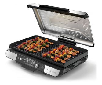 Електрически грил Ninja Sizzle Pro XL GX101EU, 1800W, 120°-260°C, 2 керамични плочи, 10 бургера, ProTemp IQ, Сваляем капак, Чере