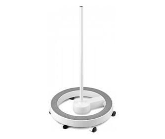 Stojalo za svetilko s povečevalnim steklom na kolesih