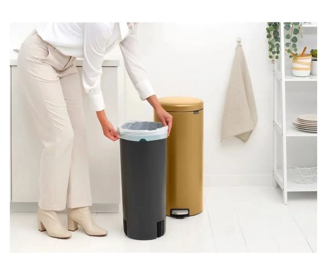 Brabantia NewIcon pedálos hulladékgyűjtő szagmentesen záródó Soft-Close fedél, műanyag tartály, 30L - G méret, acél, meleg tónus