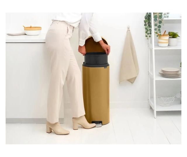 Brabantia NewIcon pedálos hulladékgyűjtő szagmentesen záródó Soft-Close fedél, műanyag tartály, 30L - G méret, acél, meleg tónus