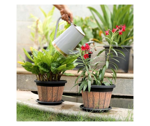 Belle Vous 3 db Hordó alakú virágcserép szett, 23 x 16 cm, Rusztikus dizájn, 8,5 L, Műanyag, vízelvezető lyukakkal és alátéttel,