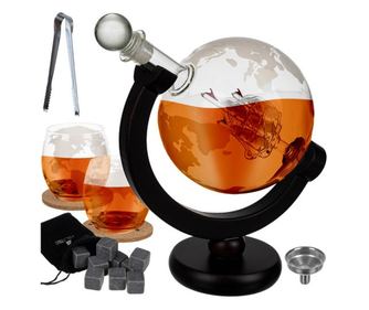 Elegant Set pentru Whiskey, Decantor Gravat Glob Pământesc cu Pahare, Siluetă de Navă și Suport din Lemn, Cadou Perfect pentru B