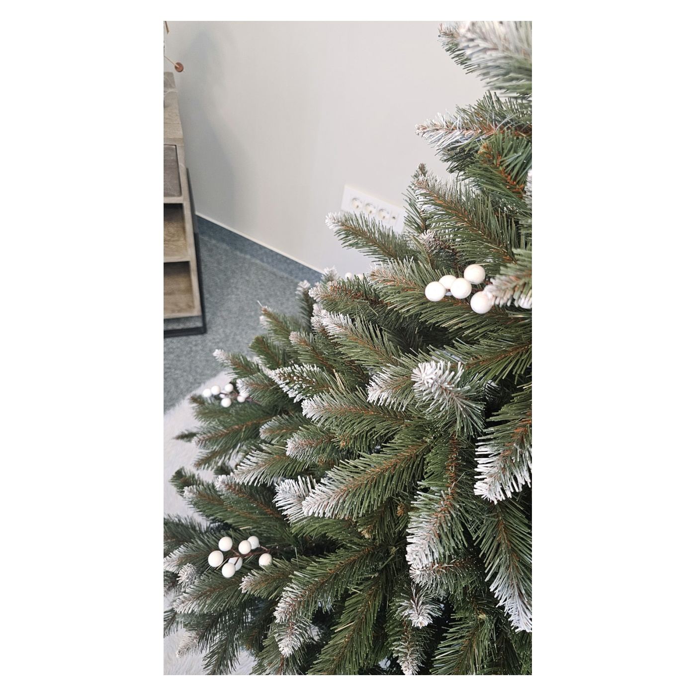 Műkarácsonyfa Brad Deluxe, WhiteBerry, 2D, 180cm - 9